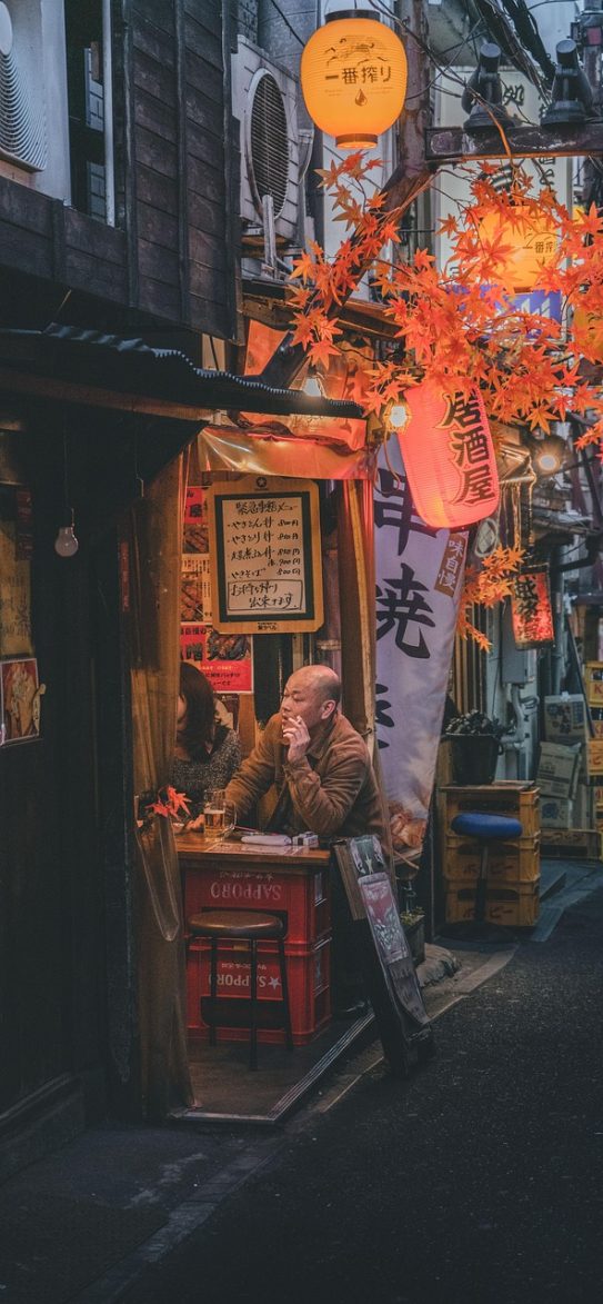 日本电影在线观看 App 收藏页截图，多个自定义分组纵向排列，每组下方挂着若干部影片的封面缩略图